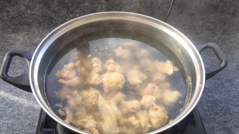 红菇炖土鸡～补血必选！,锅中水烧开后，倒鸡肉入锅焯几分钟，焯水可以去除鸡肉腥味。