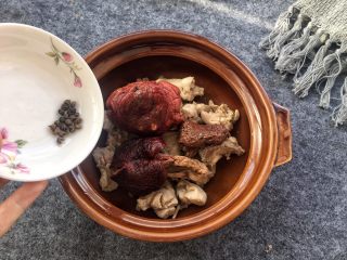 红菇炖土鸡～补血必选！,放入10多粒花椒去腥，也可以根据自己的喜欢，添加枸杞，红枣之类的食材。