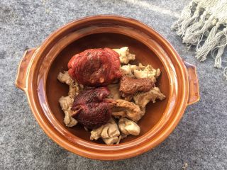 红菇炖土鸡～补血必选！,红菇一起倒入砂锅中。