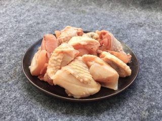红菇炖土鸡～补血必选！,鸡肉用刀剁成小块。