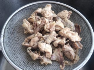 红菇炖土鸡～补血必选！,焯过水的鸡肉，除去血沫清洗干净沥干水分。