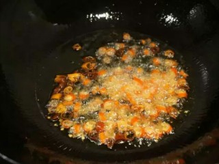 #咸味#＋猪肝拌金针菇,热油放辣椒炸出香味，把辣椒油放入金针菇里