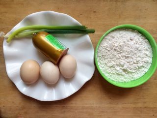 火腿葱花饼,准备食材：鸡蛋，火腿，香葱，面粉。