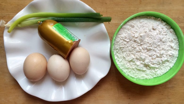 火腿葱花饼,准备食材：鸡蛋，火腿，香葱，面粉。