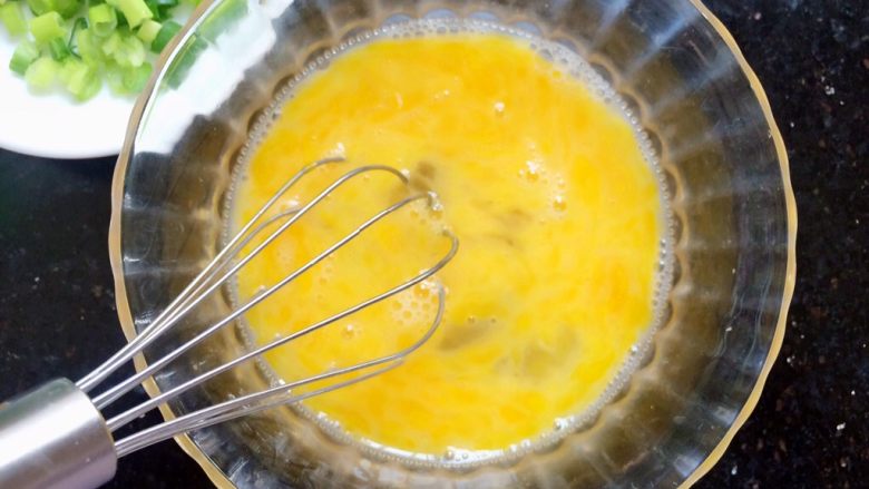 火腿葱花饼,手动打蛋器搅拌。