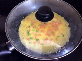 火腿葱花饼,锅盖焖一会儿，不用翻面。