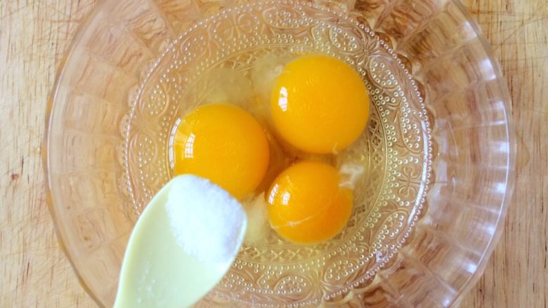 火腿葱花饼,鸡蛋打入碗，加适量盐。
