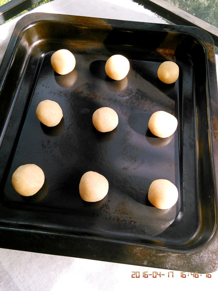 宫廷桃酥,把面团分成均匀的9个小面团，大约22克一个，先搓圆。