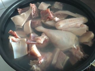 牛蒡板栗焖鸭,鸭肉切块，冷水入锅焯水