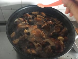 牛蒡板栗焖鸭,四十分钟后，开盖子大火翻炒3-5分钟把大部分汤汁收干，接着加入盐鸡精调味即可出锅