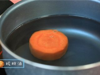蒸虾糕,起锅烧水，胡萝卜放入锅中。