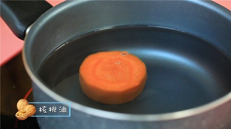 蒸虾糕,起锅烧水，<a style='color:red;display:inline-block;' href='/shicai/ 25'>胡萝卜</a>放入锅中。