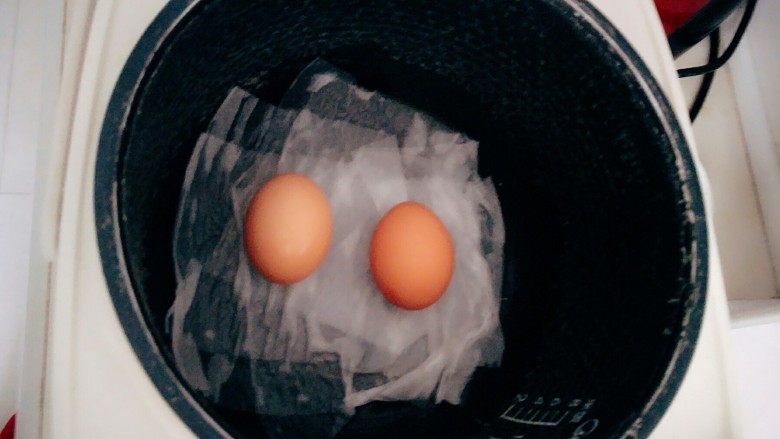 电饭锅版煮鸡蛋,放入清洗好的鸡蛋