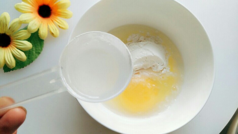 鸡蛋葱花饼,加入15克清水