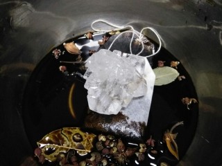 花纹茶叶蛋,将所有调料放入锅中。