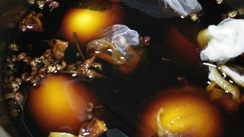 花纹茶叶蛋,鸡蛋也放入锅中，加入没过鸡蛋的清水。