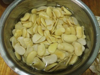 桃山皮月饼,泡好的白芸豆是很容易剥皮的，剥干净，加适量的水，没过豆子的高度的水量，放高压锅压烂