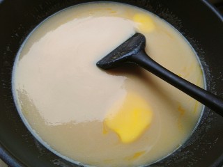 桃山皮月饼,依旧不停搅拌，防止粘锅，搅拌到黄油和豆馅融合