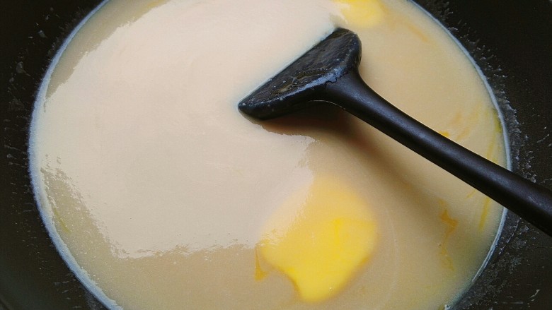 桃山皮月饼,依旧不停搅拌，防止粘锅，搅拌到黄油和豆馅融合