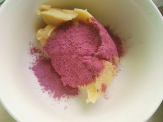 桃山皮月饼,取另一个碗，称出100克白芸豆馅，加入5克的紫薯粉