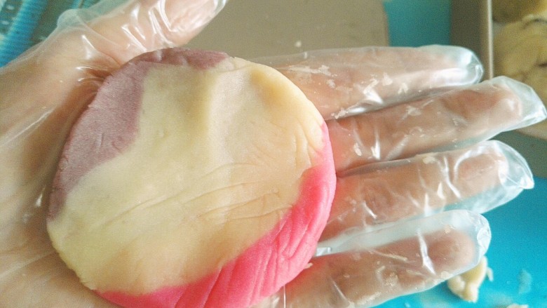 桃山皮月饼,三个颜色的月饼皮，分别取点，凑够30克即可，揉圆，按扁