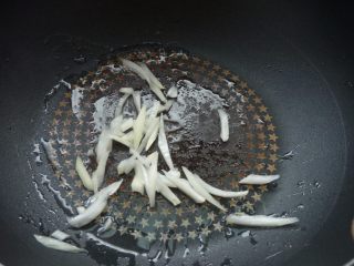 叉烧酥,热锅，下1小匙茶籽油爆小许洋葱丝