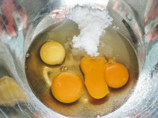 奥利奥奶油杯子蛋糕,全蛋加细砂糖一起用电动打蛋器高速打散，我用的土鸡蛋，个头比较小，一个差不多30克左右，用4个，如果用洋鸡蛋的话两个就够了。