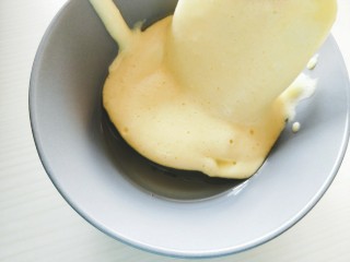 奥利奥奶油杯子蛋糕,取一小部分混合好的面糊放入玉米油中，混合均匀。