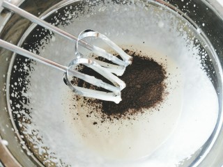 奥利奥奶油杯子蛋糕,淡奶油加入细砂糖，用手指捏一丢丢盐，打至浓稠细腻，加入奥利奥饼干碎。