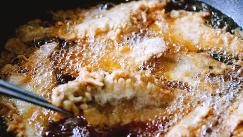 #咸味#酥炸片口鱼,用筷子搅拌一下、以免造成鱼沉锅底粘住