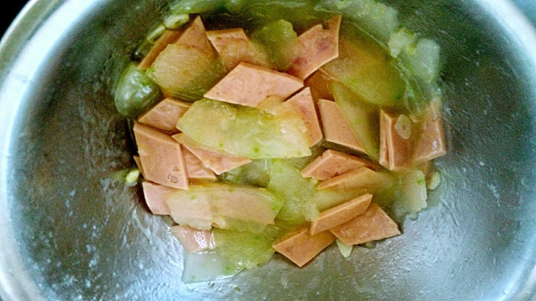 火腿烧冬瓜,碗里加入少许淀粉，在加入少半碗水调成汁，倒入锅里烧开，收汁即可