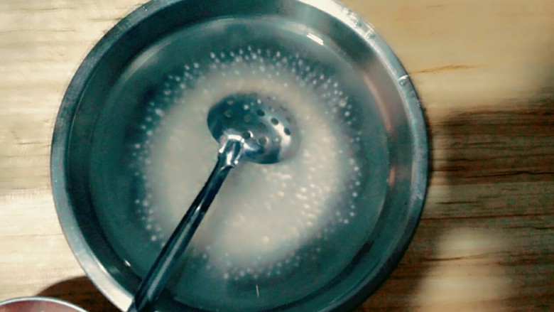 营养早餐水果燕麦奶茶,将西米放置于凉水中再捞出来放于碗中备用