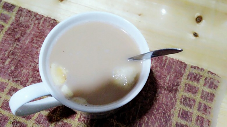 营养早餐水果燕麦奶茶,加入热水用勺子搅拌，可以稍微等待麦片变软也可以直接开吃💞