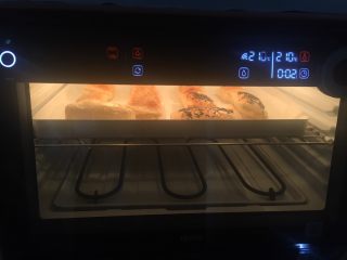 酥掉渣的芝麻烧饼,210度，上下货，中层，烤15分钟左右即可。
