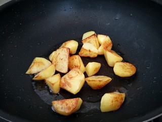 鸡中翅烧土豆,煎至金黄色，盛出备用。