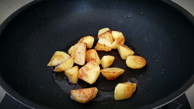 鸡中翅烧土豆,煎至金黄色，盛出备用。