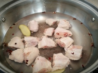 鸡中翅烧土豆,锅中放入凉水，放入花椒粒，姜片，鸡翅，煮开戳水。