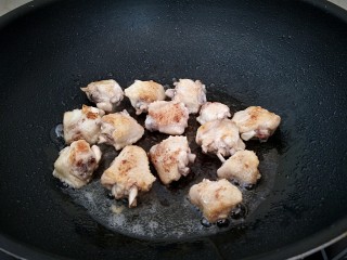 鸡中翅烧土豆,锅中放入适量油，放入鸡翅小火煎至微黄色。