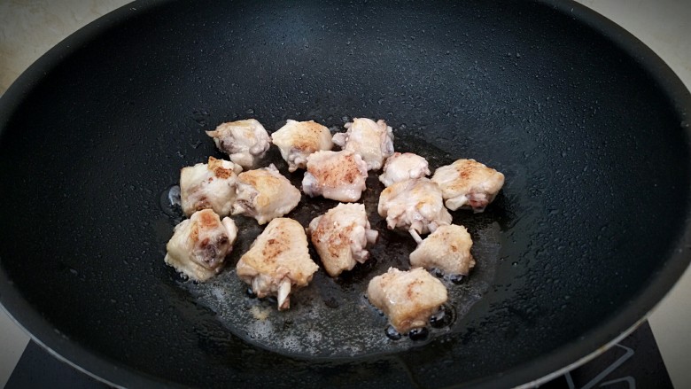 鸡中翅烧土豆,锅中放入适量油，放入鸡翅小火煎至微黄色。