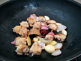鸡中翅烧土豆,放入八角，香叶，桂皮小火煎。