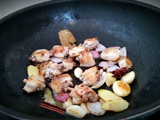 鸡中翅烧土豆,最后煎至出味，鸡翅煎至两面成金黄色。