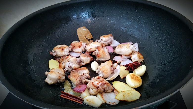 鸡中翅烧土豆,最后煎至出味，鸡翅煎至两面成金黄色。