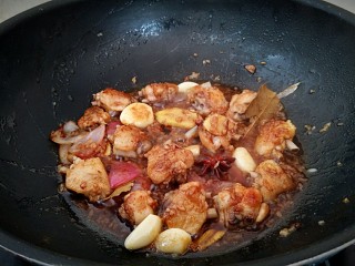 鸡中翅烧土豆,翻炒至上色出味。