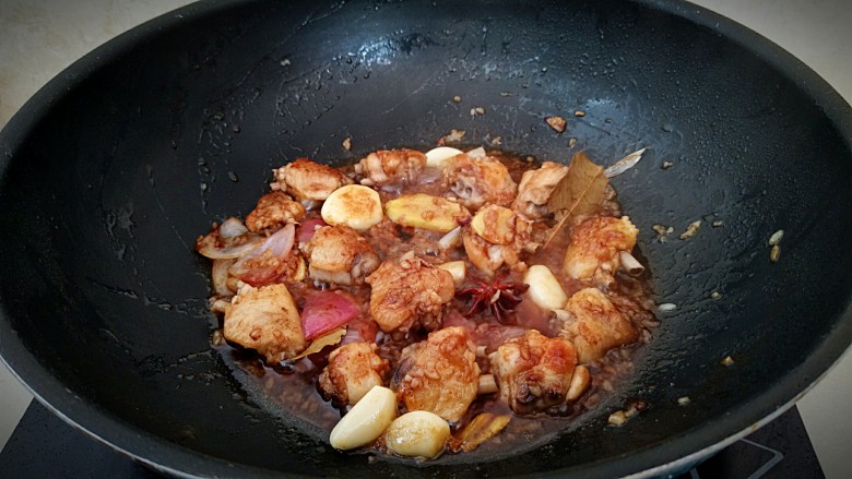 鸡中翅烧土豆,翻炒至上色出味。