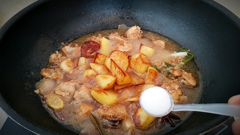 鸡中翅烧土豆,调入盐，盖上锅盖闷烧10分钟。
