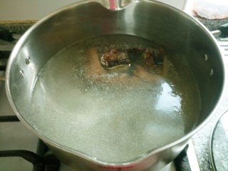 尖椒炒腊肉,开火煮半小时捞出放凉。