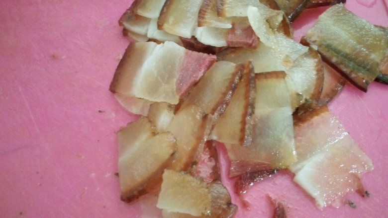 尖椒炒腊肉,在切成薄片。