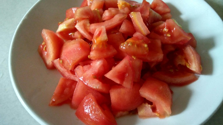 西红柿炒蛋,如上图，将番茄切成小块。