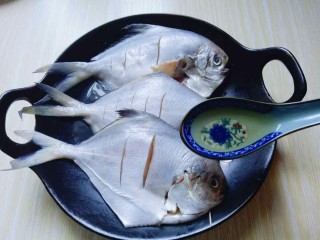 #咸味##鲜美的红烧小鲳鱼#,洗干净，并淋干水份的少许放入深一点嗯盘子中。，加一勺料酒。