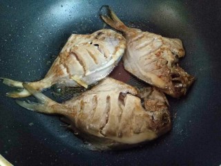 #咸味##鲜美的红烧小鲳鱼#,将腌好的鱼放入锅中，中火煎至微黄。